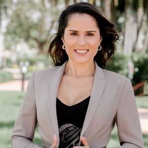 Meet your Posher, Alejandra